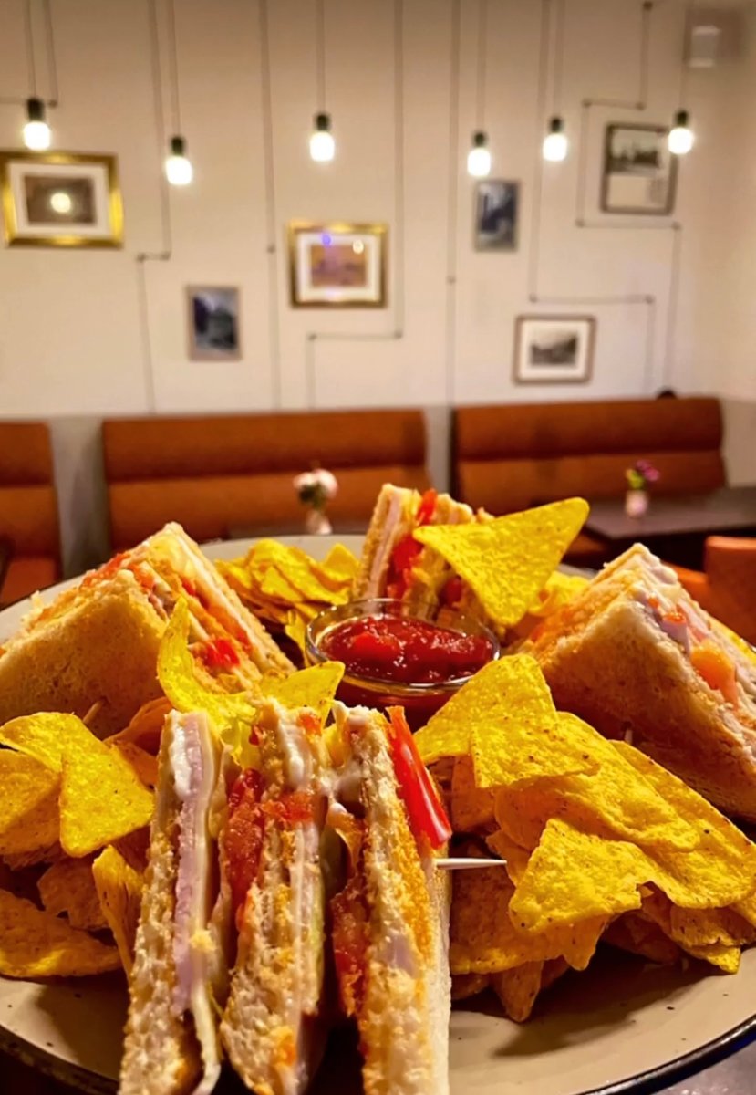 Sandwich Spieße mit Nachos beim Café am Markt