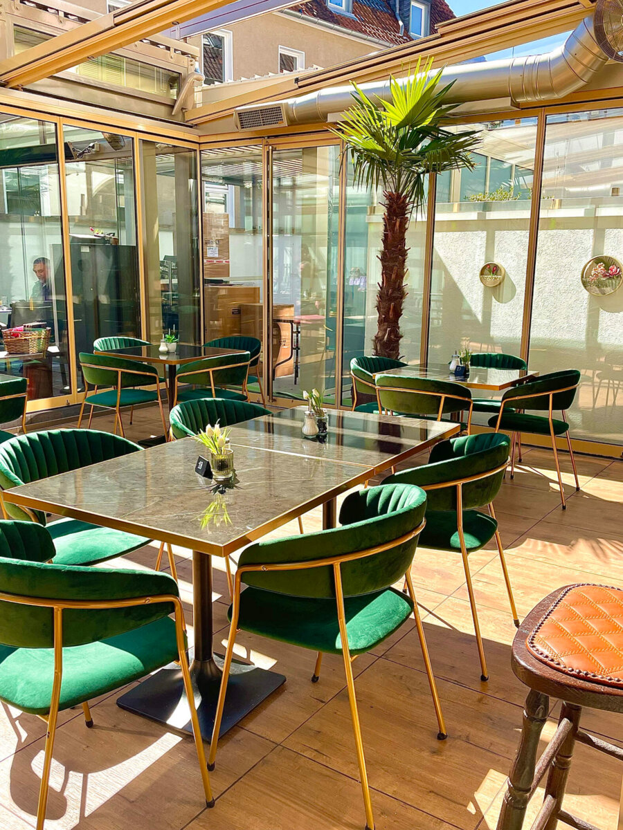 Tische im Café am Markt