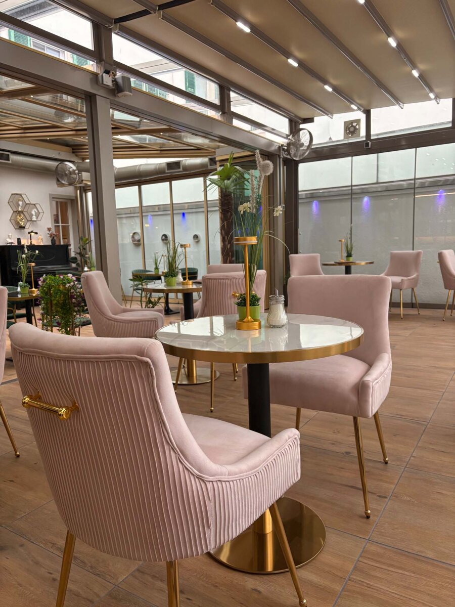 Sitzgelegenheit im Café am Markt