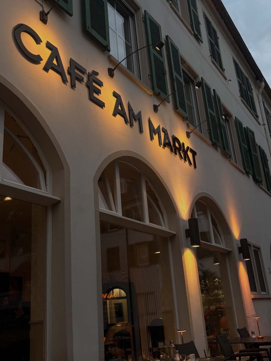 Café am Markt in der Nacht
